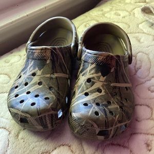 girls size 4 camo crocs💕